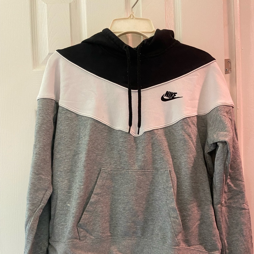 Medium nike pull over hoodie
